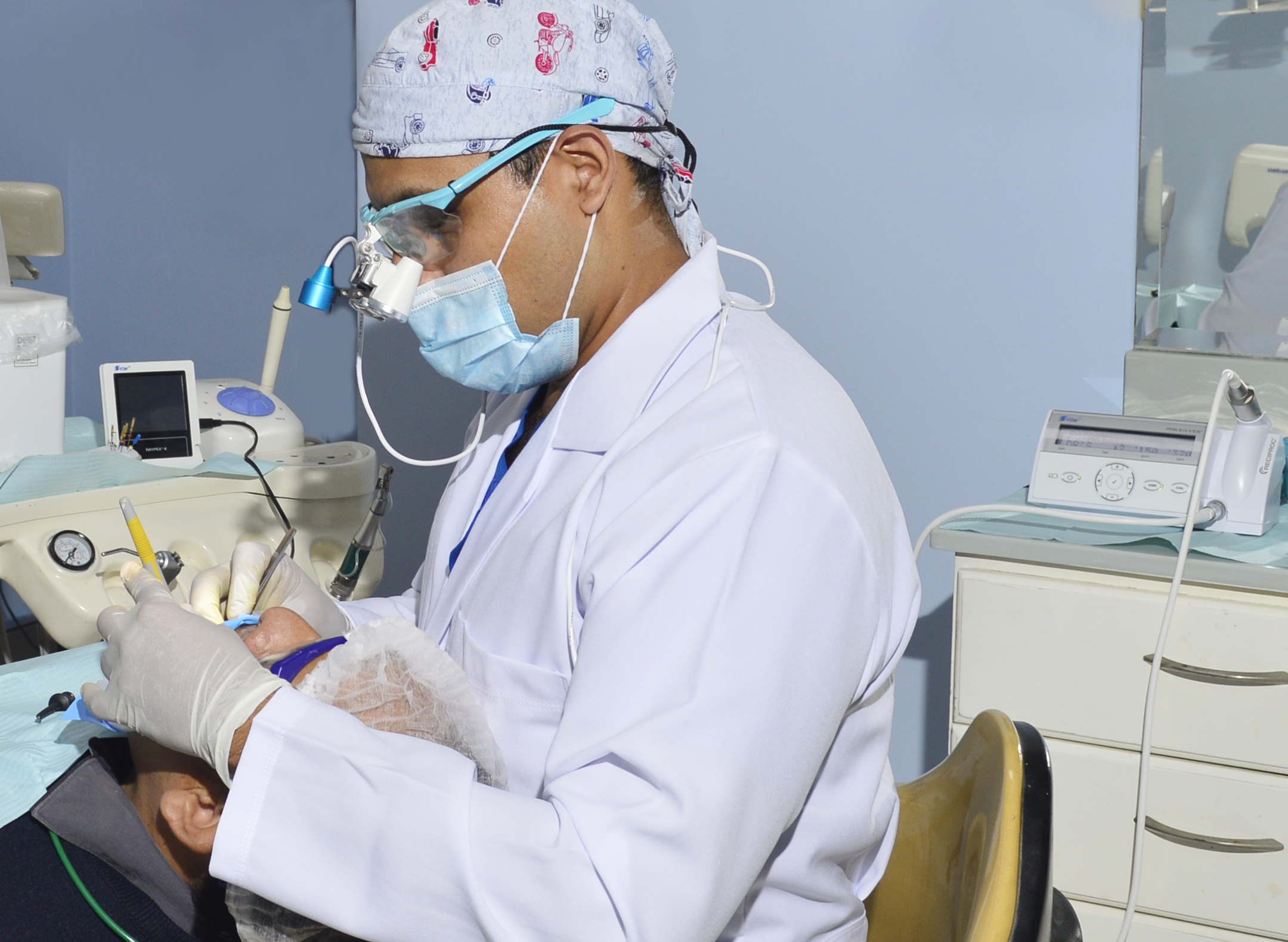 dentista endodoncia con rotatorio paciente