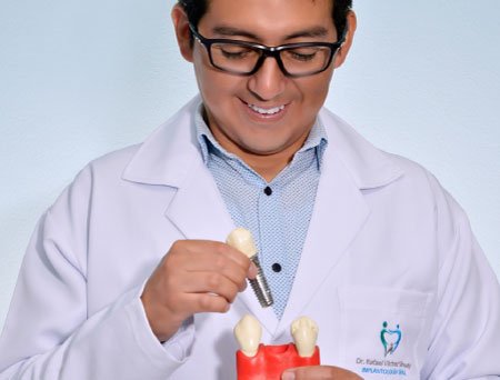 person-using-macbook implantes dentales lima